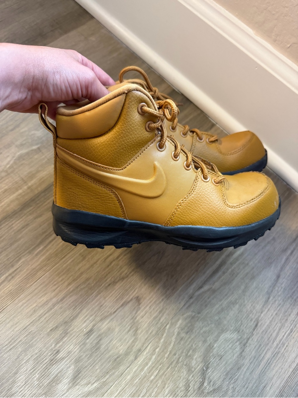 Nike Kids Tan/Gold Mid-Top Outdoor Boots